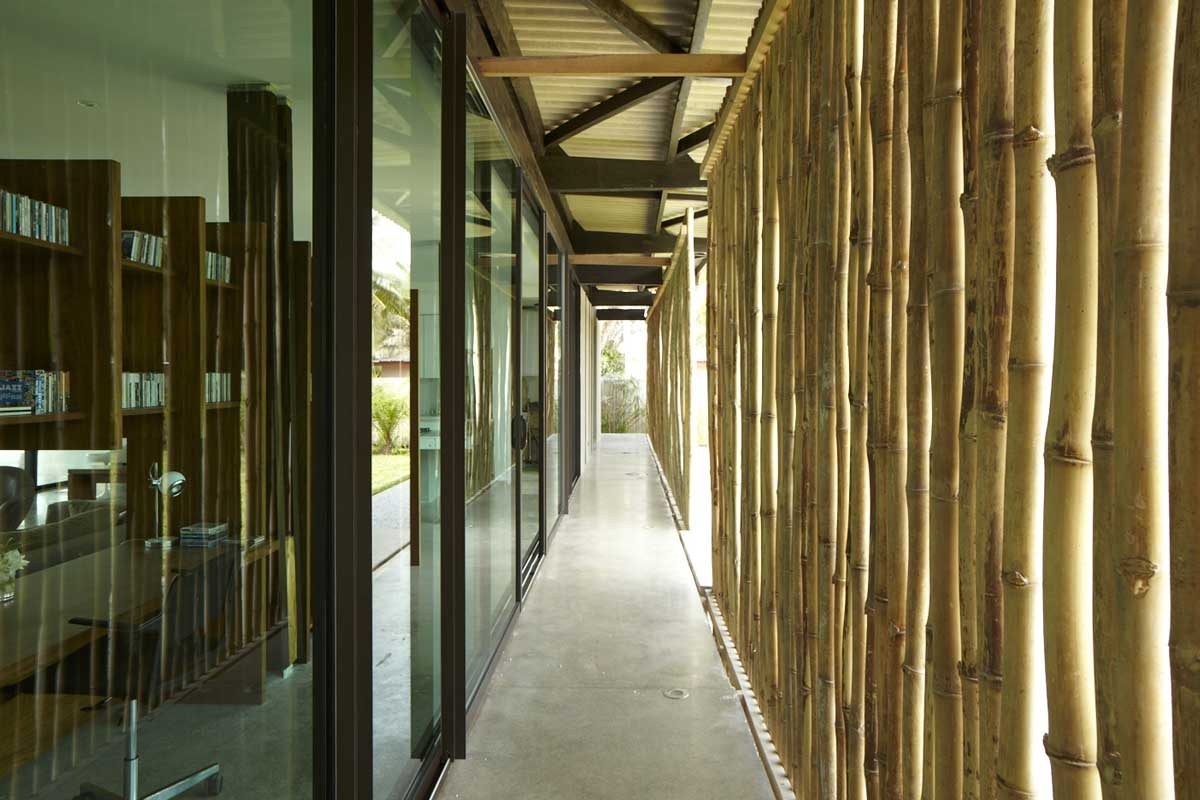 Bambou-Pavilion---View-between-main-house-and-terrace-with-a-bamboo-wall-separation